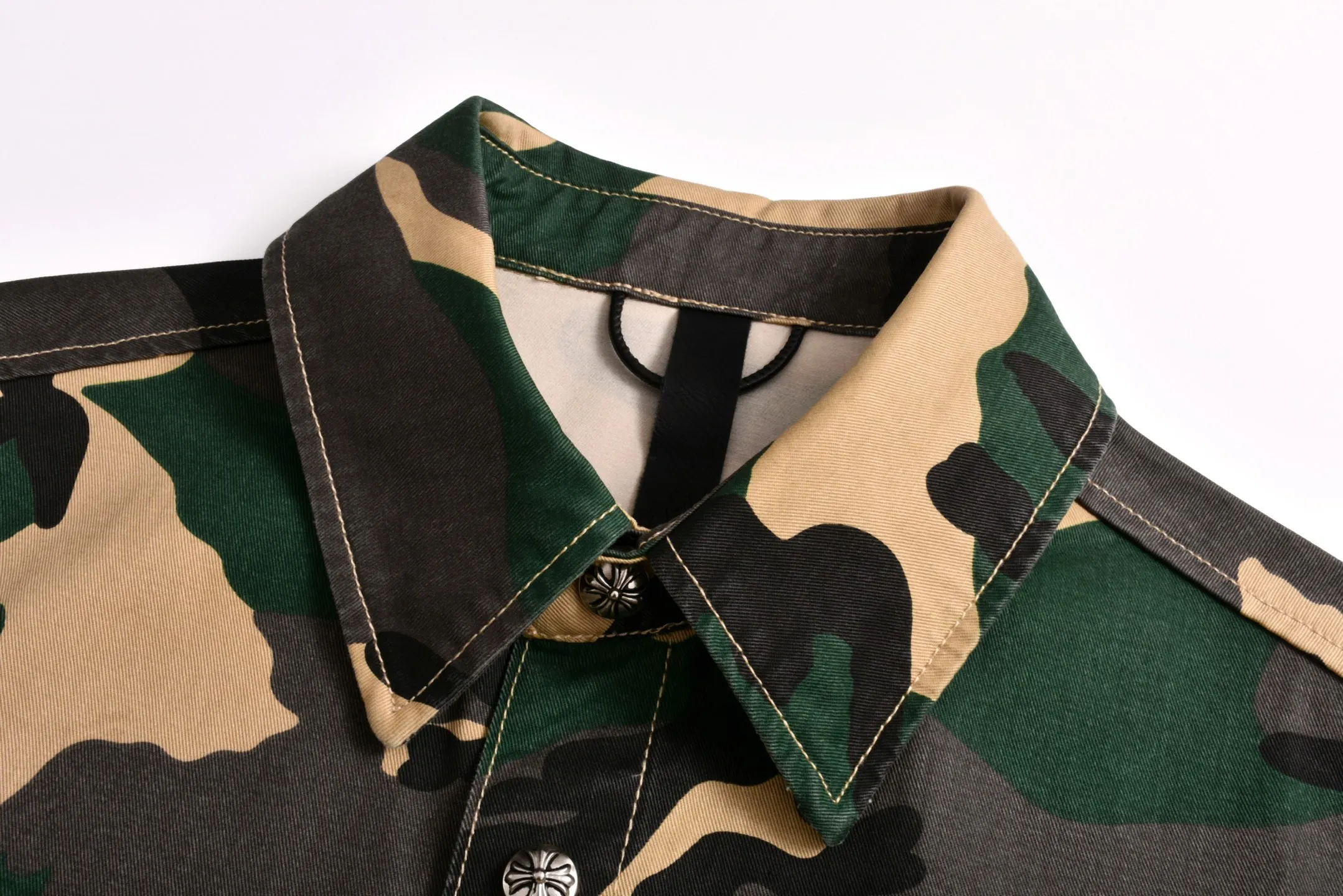 🅿️620 [Exclusive supply] CH Crow Heart Camouflage Short-Sleeved Shirt (Green) Purchased and developed by a Los Angeles agent for US$3,200. This style is made of custom-made military canvas fabric, restored 1:1 according to the original model, and printed with camouflage patterns. The customization period for the chest sex pattern stamp is 20 days, the minimum order is 1800 pieces, and the color plate is matched. The hardware buckles are all made of electroplated 925 silver material, the weight is perfectly restored, and they are aged and oxidized to black. Size:S-M-L